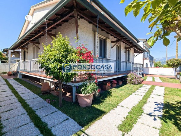 casa indipendente in vendita a Camaiore