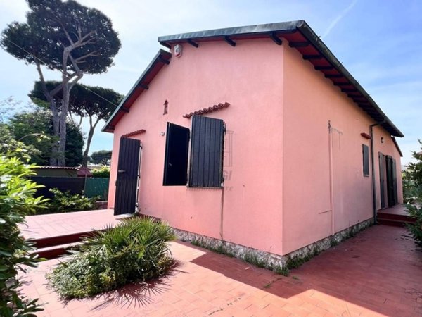 casa indipendente in vendita a Camaiore in zona Lido di Camaiore