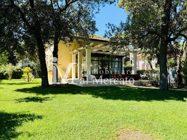 casa indipendente in vendita a Camaiore in zona Lido di Camaiore