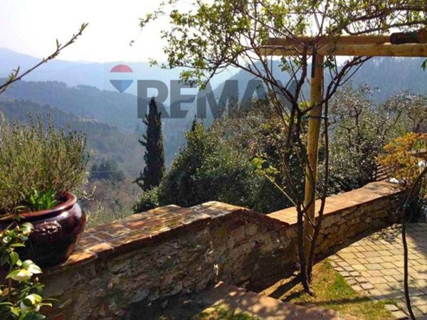 casa indipendente in vendita a Camaiore