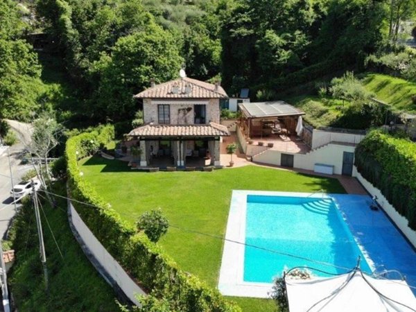 casa indipendente in vendita a Camaiore