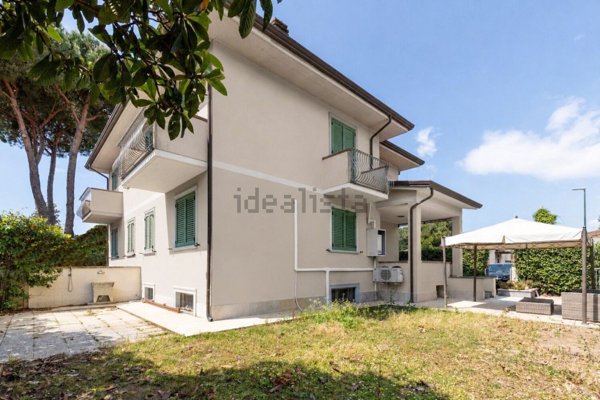 casa indipendente in vendita a Camaiore in zona Lido di Camaiore
