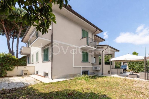 casa indipendente in vendita a Camaiore in zona Lido di Camaiore