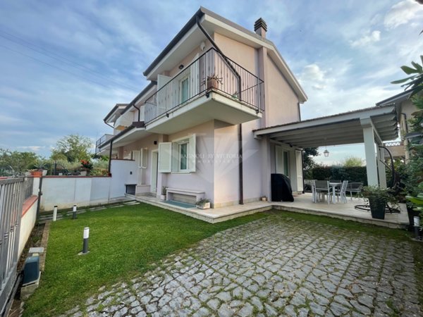 casa indipendente in vendita a Camaiore in zona Capezzano Pianore