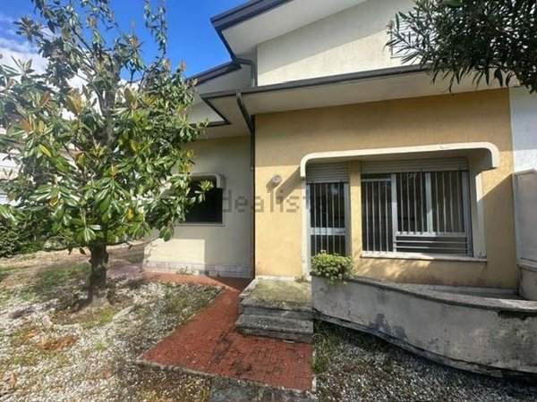 casa indipendente in vendita a Camaiore in zona Lido di Camaiore