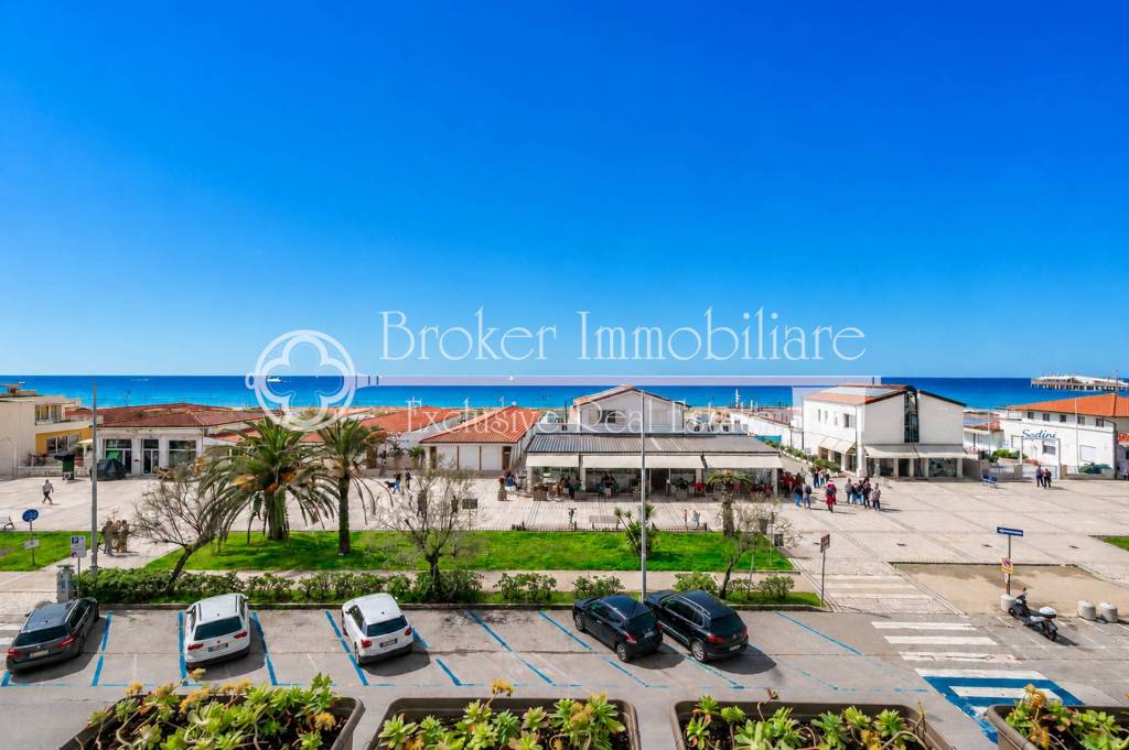 appartamento in vendita a Camaiore in zona Lido di Camaiore