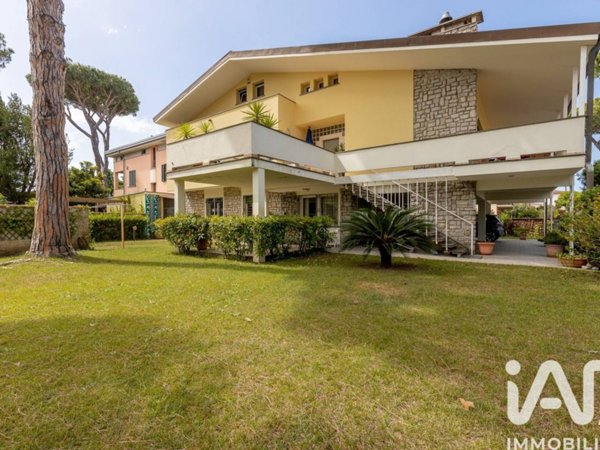 casa indipendente in vendita a Camaiore in zona Lido di Camaiore