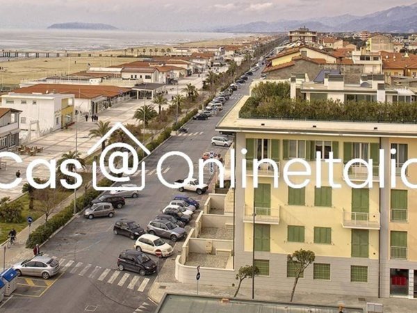 negozio in vendita a Camaiore in zona Lido di Camaiore