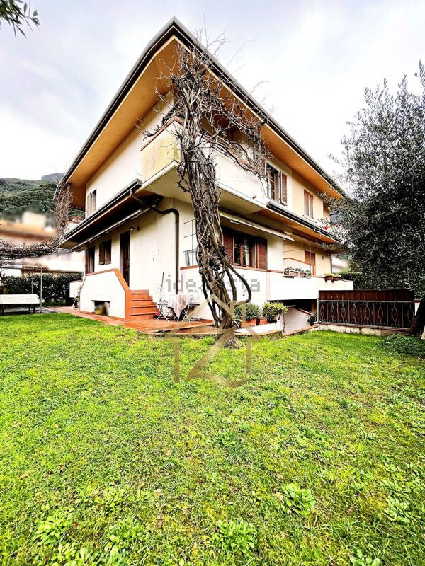 casa indipendente in vendita a Camaiore