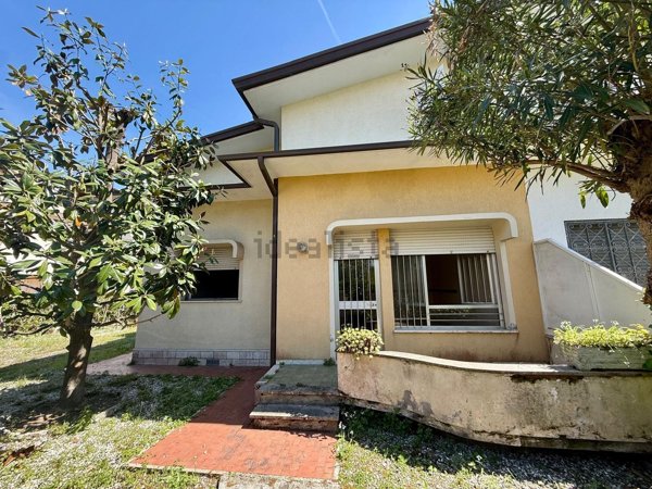 casa indipendente in vendita a Camaiore in zona Lido di Camaiore
