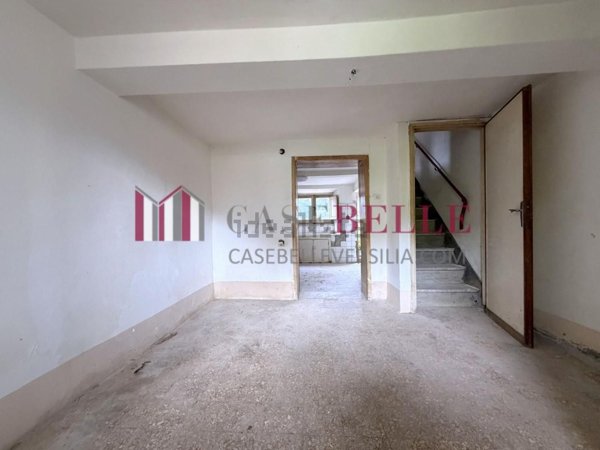 intera palazzina in vendita a Camaiore in zona Montebello