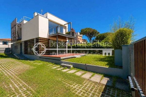 casa indipendente in vendita a Camaiore in zona Lido di Camaiore