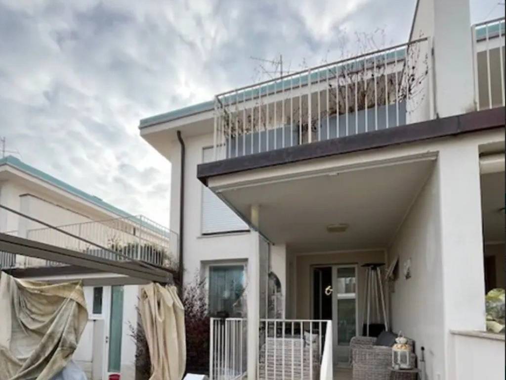 casa indipendente in vendita a Camaiore in zona Lido di Camaiore