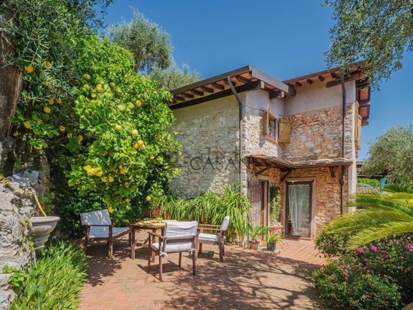 casa indipendente in vendita a Camaiore
