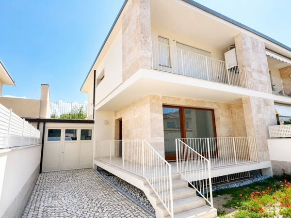 casa indipendente in vendita a Camaiore in zona Lido di Camaiore