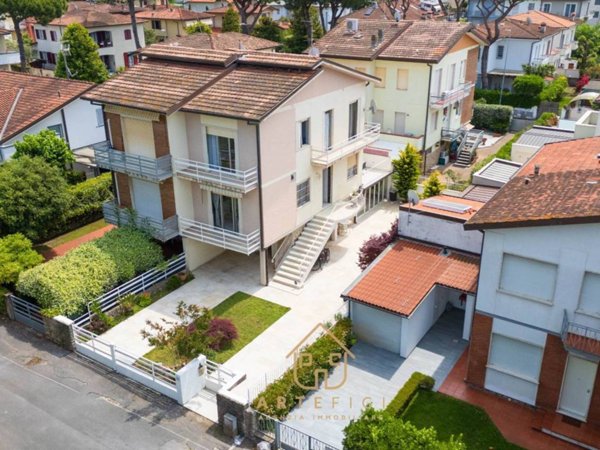 casa indipendente in vendita a Camaiore in zona Lido di Camaiore