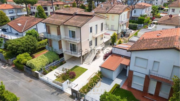 casa indipendente in vendita a Camaiore in zona Lido di Camaiore