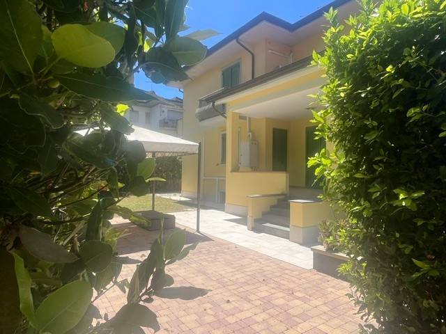 casa indipendente in vendita a Camaiore in zona Lido di Camaiore