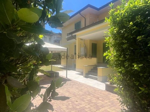 casa indipendente in vendita a Camaiore in zona Lido di Camaiore