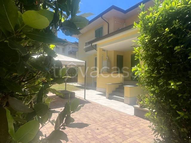 casa indipendente in vendita a Camaiore in zona Lido di Camaiore