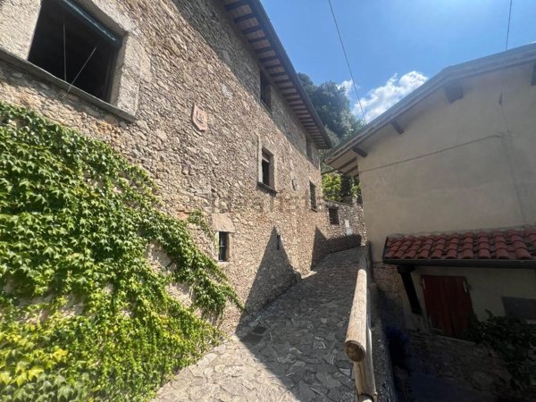 casa indipendente in vendita a Camaiore in zona Metato
