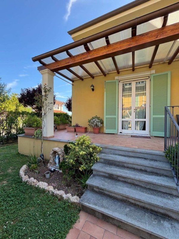 casa indipendente in vendita a Camaiore in zona Capezzano Pianore