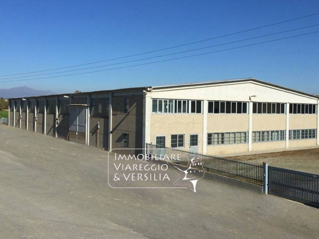 locale commerciale in vendita a Camaiore in zona Capezzano Pianore