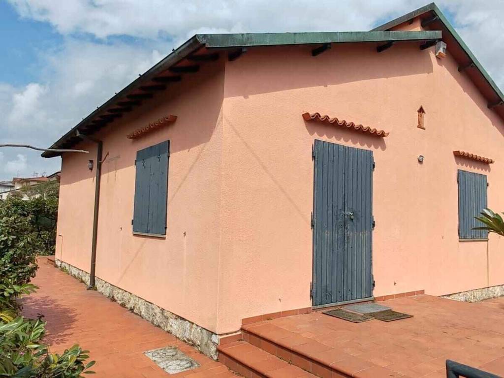 casa indipendente in vendita a Camaiore in zona Lido di Camaiore