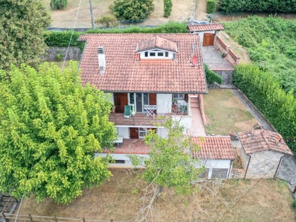 casa indipendente in vendita a Camaiore in zona Vado