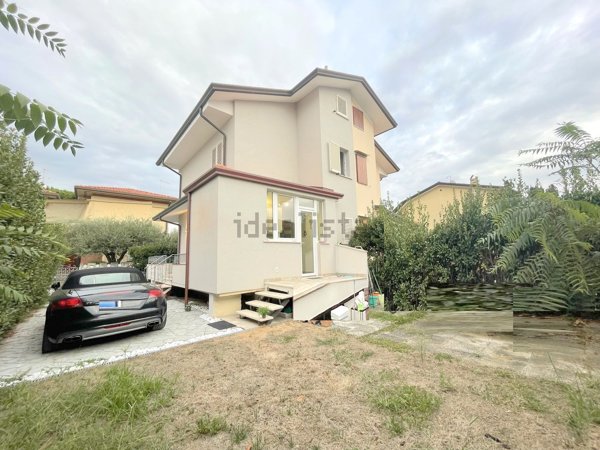 casa indipendente in vendita a Camaiore in zona Lido di Camaiore