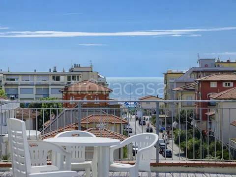 negozio in vendita a Camaiore in zona Lido di Camaiore