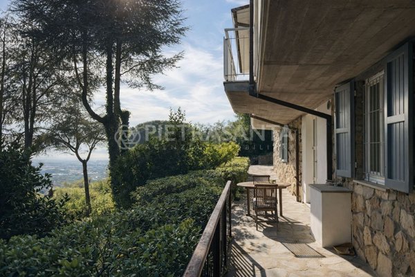 casa indipendente in vendita a Camaiore