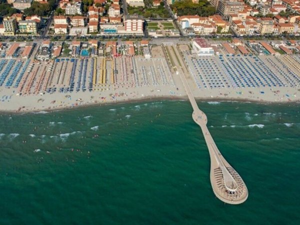 negozio in vendita a Camaiore in zona Lido di Camaiore