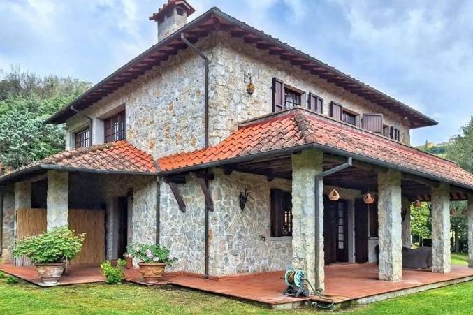 casa indipendente in vendita a Camaiore in zona Montemagno