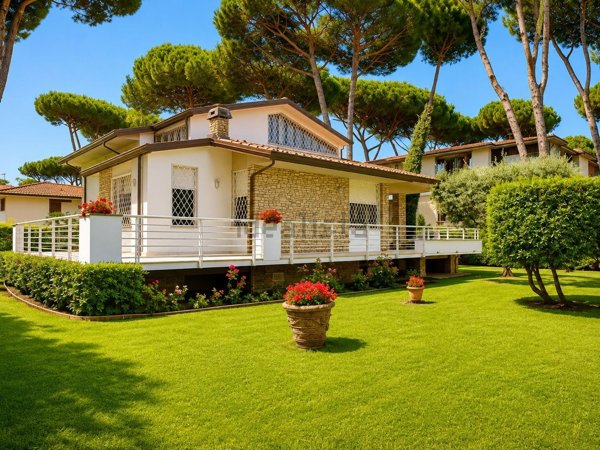 casa indipendente in vendita a Camaiore in zona Lido di Camaiore