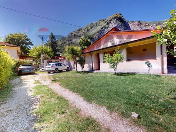 casa indipendente in vendita a Camaiore in zona Vado