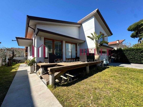 casa indipendente in vendita a Camaiore in zona Lido di Camaiore
