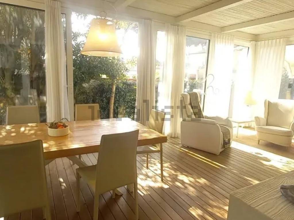 casa indipendente in vendita a Camaiore in zona Lido di Camaiore