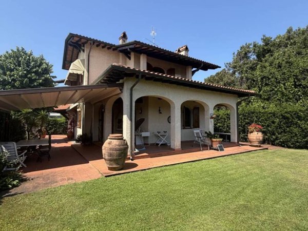 casa indipendente in vendita a Camaiore
