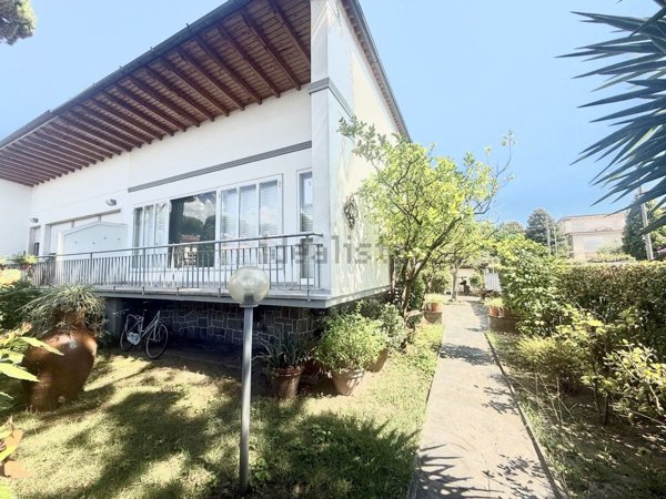casa indipendente in vendita a Camaiore
