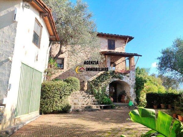casa indipendente in vendita a Camaiore in zona Santa Lucia