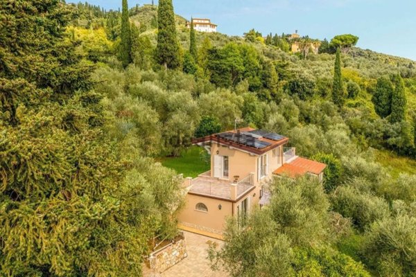 casa indipendente in vendita a Camaiore