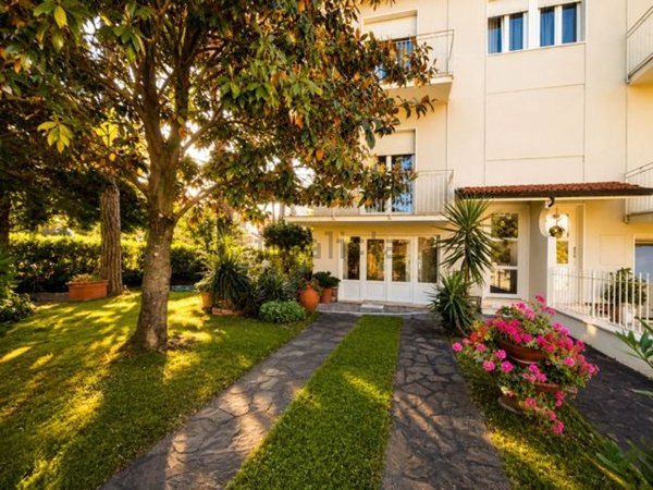 casa indipendente in vendita a Camaiore