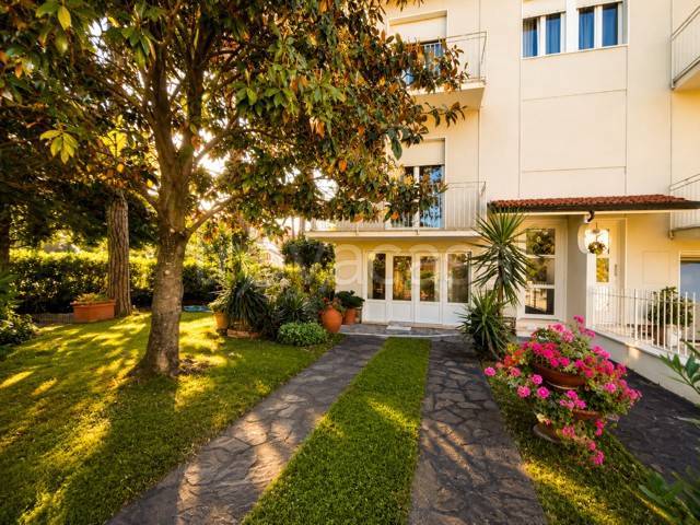 casa indipendente in vendita a Camaiore in zona Lido di Camaiore