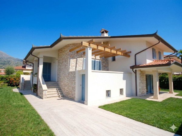 casa indipendente in vendita a Camaiore in zona Capezzano Pianore