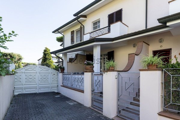 casa indipendente in vendita a Camaiore
