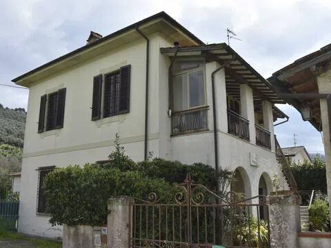 casa indipendente in vendita a Camaiore