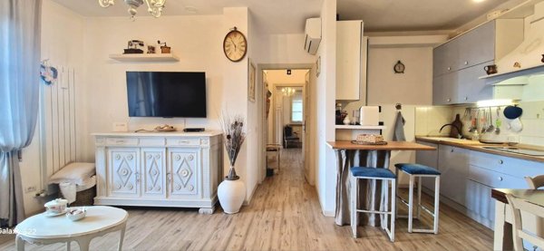 casa indipendente in vendita a Camaiore in zona Capezzano Pianore