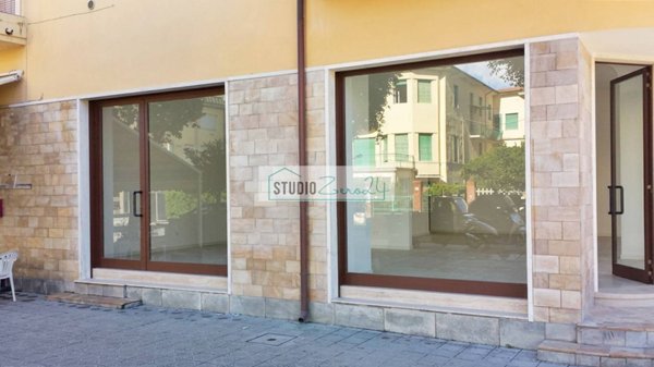 locale commerciale in vendita a Camaiore in zona Lido di Camaiore