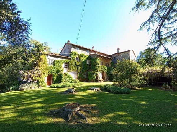 casale in vendita a Camaiore in zona Santa Maria Albiano